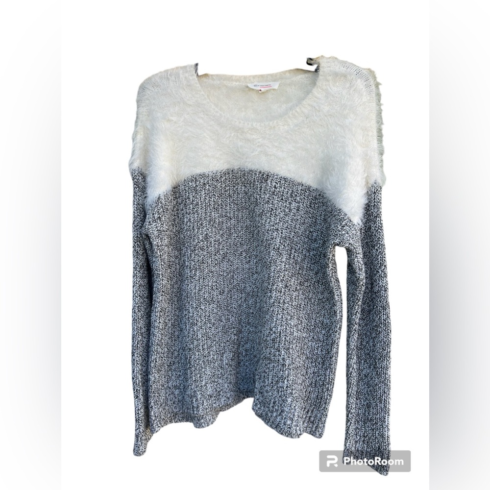Turo by Vince Camuto NWOT black/gray/white sweater. L